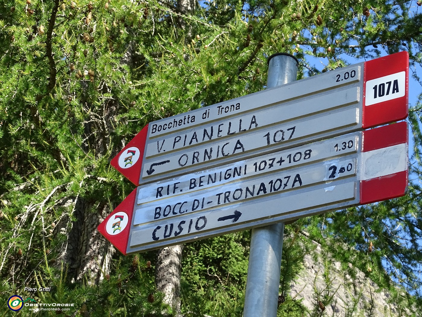 16 Il sent. 107 A incrocia il 107 che sale da Ornica.JPG